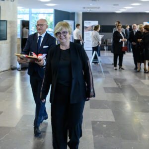 Zdjęcie przedstawia uczestników uroczystości z okazji 25-lecia kierunków medycznych na Uniwersytecie Rzeszowskim