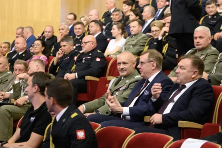 Zdjęcie przedstawia uczestników jubileuszu 75 lecia Komendy Wojewódzkiej PSP