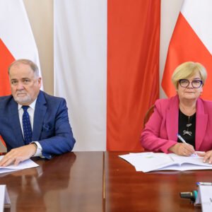 Zdjęcie przedstawia uczestników podpisania umów w ramach programu ochrony ludności i obrony cywilnej