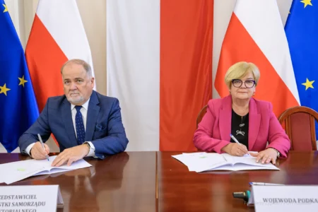 Zdjęcie przedstawia uczestników podpisania umów w ramach programu ochrony ludności i obrony cywilnej