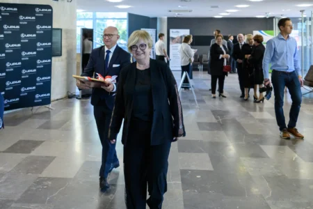 Zdjęcie przedstawia uczestników uroczystości z ojazhi 25-lecia kierunków medycznych na Uniwersytecie Rzeszowskim