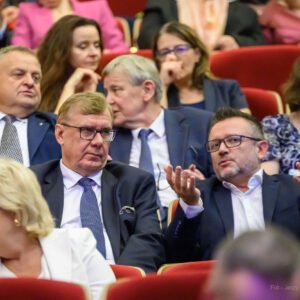 Zdjęcie przedstawia uczestników uroczystości z okazji 25-lecia kierunków medycznych na Uniwersytecie Rzeszowskim