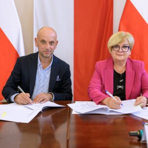 Zdjęcie przedstawia uczestników podpisania umów w ramach programu ochrony ludności i obrony cywilnej
