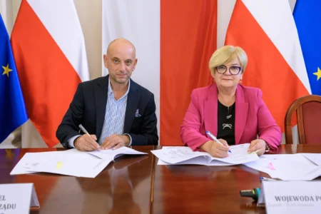 Zdjęcie przedstawia uczestników podpisania umów w ramach programu ochrony ludności i obrony cywilnej