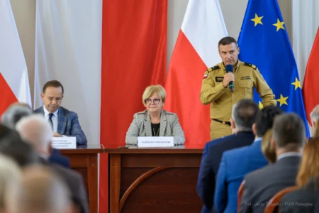 Zdjęcie przedstawia uczestników podpisania umów w ramach programu ochrony ludności i obrony cywilnej