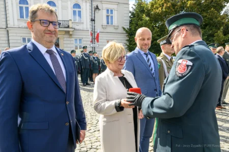 Zdjęcie przedstawia uczestników obchodów Dnia Krajowej Administracji Skarbowej