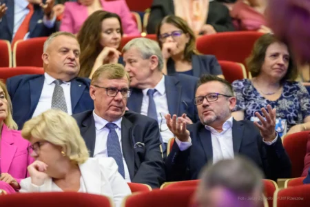 Zdjęcie przedstawia uczestników uroczystości z ojazhi 25-lecia kierunków medycznych na Uniwersytecie Rzeszowskim