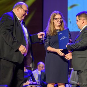 Zdjęcie przedstawia uczestników uroczystości z okazji 25-lecia kierunków medycznych na Uniwersytecie Rzeszowskim