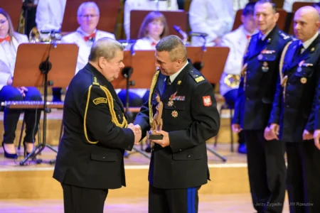 Zdjęcie przedstawia uczestników jubileuszu 75 lecia Komendy Wojewódzkiej PSP