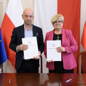 Zdjęcie przedstawia uczestników podpisania umów w ramach programu ochrony ludności i obrony cywilnej