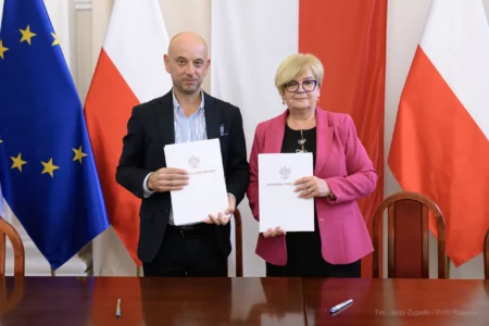 Zdjęcie przedstawia uczestników podpisania umów w ramach programu ochrony ludności i obrony cywilnej