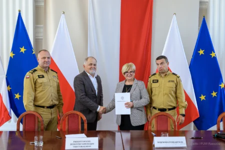 Zdjęcie przedstawia uczestników podpisania umów w ramach programu ochrony ludności i obrony cywilnej