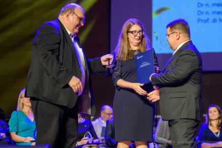 Zdjęcie przedstawia uczestników uroczystości z ojazhi 25-lecia kierunków medycznych na Uniwersytecie Rzeszowskim