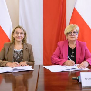 Zdjęcie przedstawia uczestników podpisania umów w ramach programu ochrony ludności i obrony cywilnej