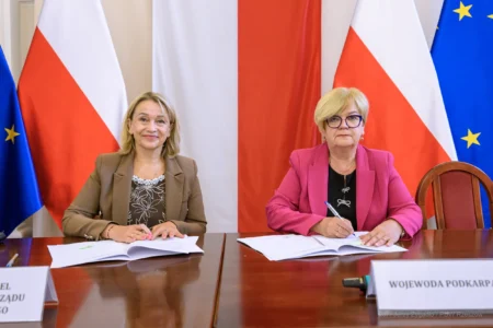 Zdjęcie przedstawia uczestników podpisania umów w ramach programu ochrony ludności i obrony cywilnej