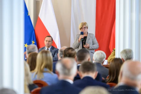 Zdjęcie przedstawia uczestników podpisania umów w ramach programu ochrony ludności i obrony cywilnej