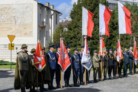 Zdjęcie przedstawia uczestników obchodów Dnia Krajowej Administracji Skarbowej