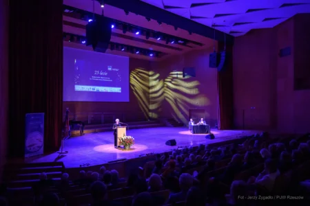 Zdjęcie przedstawia uczestników uroczystości z ojazhi 25-lecia kierunków medycznych na Uniwersytecie Rzeszowskim