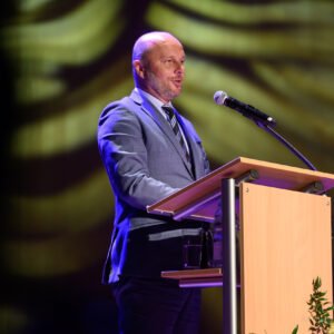 Zdjęcie przedstawia uczestników uroczystości z okazji 25-lecia kierunków medycznych na Uniwersytecie Rzeszowskim