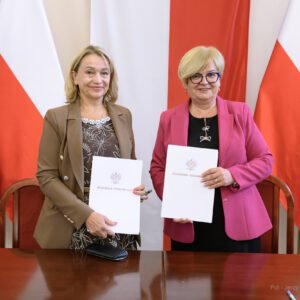 Zdjęcie przedstawia uczestników podpisania umów w ramach programu ochrony ludności i obrony cywilnej