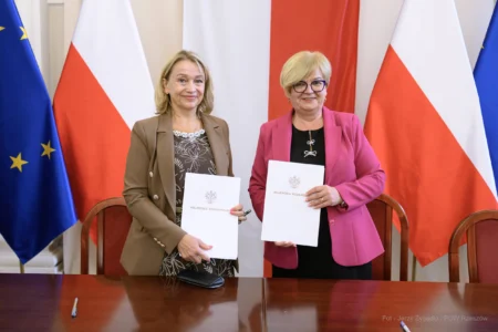 Zdjęcie przedstawia uczestników podpisania umów w ramach programu ochrony ludności i obrony cywilnej