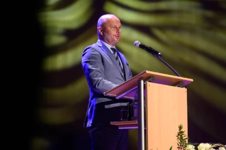 Zdjęcie przedstawia uczestników uroczystości z ojazhi 25-lecia kierunków medycznych na Uniwersytecie Rzeszowskim