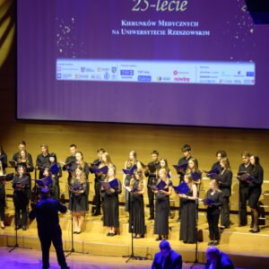 Zdjęcie przedstawia uczestników uroczystości z okazji 25-lecia kierunków medycznych na Uniwersytecie Rzeszowskim