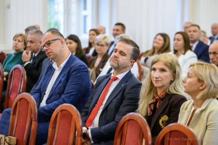 Zdjęcie przedstawia uczestników podpisania umów w ramach programu ochrony ludności i obrony cywilnej