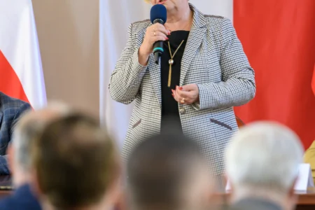 Zdjęcie przedstawia uczestników podpisania umów w ramach programu ochrony ludności i obrony cywilnej