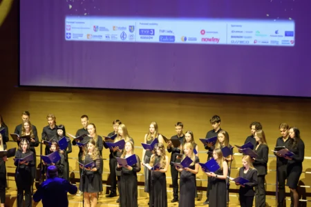 Zdjęcie przedstawia uczestników uroczystości z ojazhi 25-lecia kierunków medycznych na Uniwersytecie Rzeszowskim