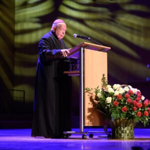 Zdjęcie przedstawia uczestników uroczystości z okazji 25-lecia kierunków medycznych na Uniwersytecie Rzeszowskim