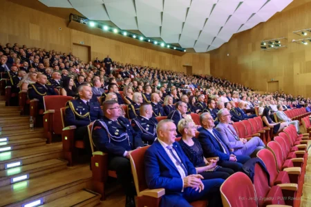 Zdjęcie przedstawia uczestników jubileuszu 75 lecia Komendy Wojewódzkiej PSP