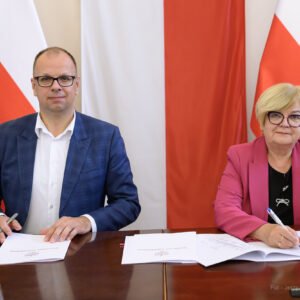 Zdjęcie przedstawia uczestników podpisania umów w ramach programu ochrony ludności i obrony cywilnej