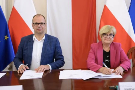 Zdjęcie przedstawia uczestników podpisania umów w ramach programu ochrony ludności i obrony cywilnej