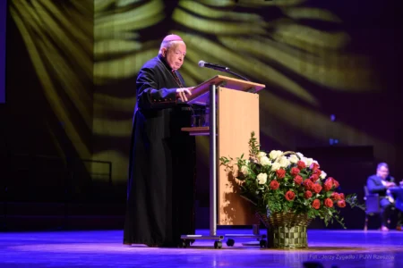 Zdjęcie przedstawia uczestników uroczystości z ojazhi 25-lecia kierunków medycznych na Uniwersytecie Rzeszowskim