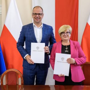 Zdjęcie przedstawia uczestników podpisania umów w ramach programu ochrony ludności i obrony cywilnej