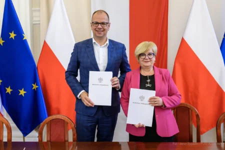 Zdjęcie przedstawia uczestników podpisania umów w ramach programu ochrony ludności i obrony cywilnej