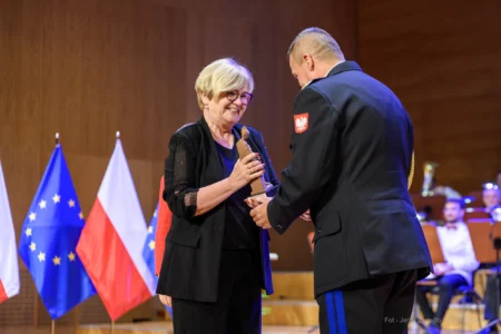 Zdjęcie przedstawia uczestników jubileuszu 75 lecia Komendy Wojewódzkiej PSP