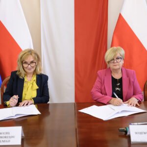 Zdjęcie przedstawia uczestników podpisania umów w ramach programu ochrony ludności i obrony cywilnej