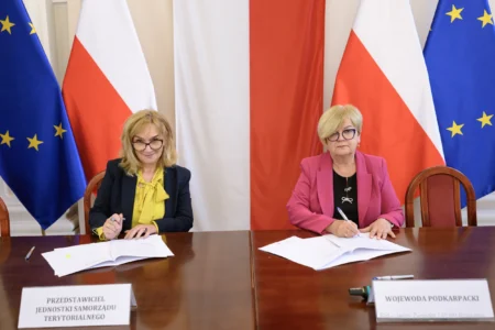 Zdjęcie przedstawia uczestników podpisania umów w ramach programu ochrony ludności i obrony cywilnej