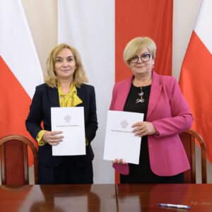 Zdjęcie przedstawia uczestników podpisania umów w ramach programu ochrony ludności i obrony cywilnej