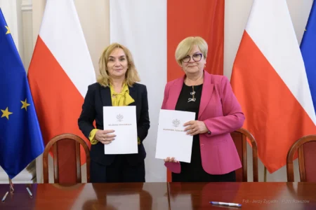 Zdjęcie przedstawia uczestników podpisania umów w ramach programu ochrony ludności i obrony cywilnej