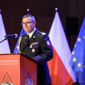 Zdjęcie przedstawia uczestników jubileuszu 75 lecia Komendy Wojewódzkiej PSP