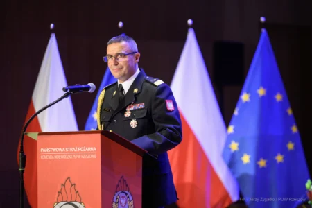 Zdjęcie przedstawia uczestników jubileuszu 75 lecia Komendy Wojewódzkiej PSP