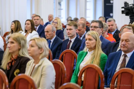 Zdjęcie przedstawia uczestników podpisania umów w ramach programu ochrony ludności i obrony cywilnej