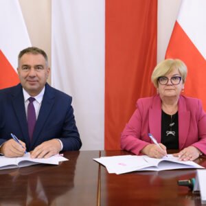 Zdjęcie przedstawia uczestników podpisania umów w ramach programu ochrony ludności i obrony cywilnej
