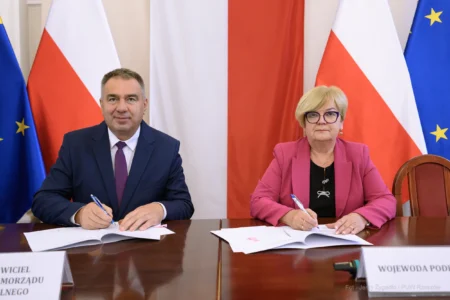 Zdjęcie przedstawia uczestników podpisania umów w ramach programu ochrony ludności i obrony cywilnej