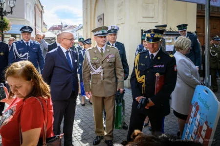 Zdjęcie przedstawia uczestników obchodów Dnia Krajowej Administracji Skarbowej