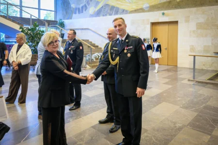 Zdjęcie przedstawia uczestników jubileuszu 75 lecia Komendy Wojewódzkiej PSP