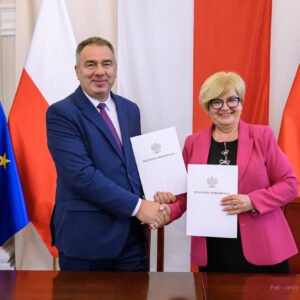 Zdjęcie przedstawia uczestników podpisania umów w ramach programu ochrony ludności i obrony cywilnej